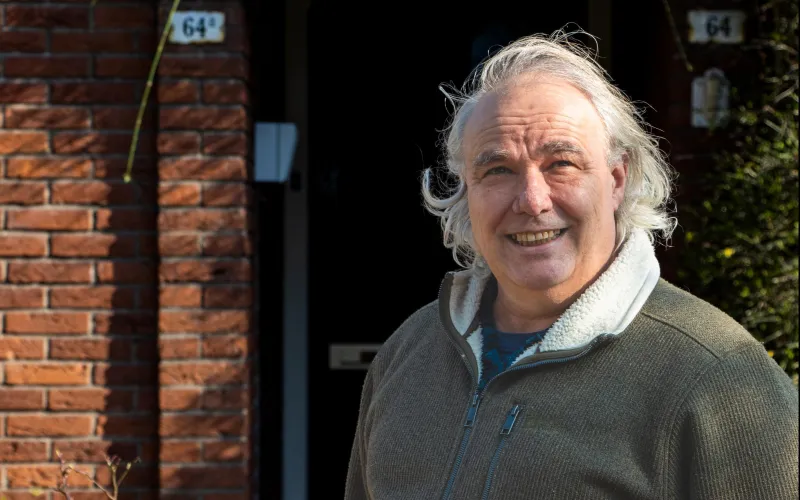 Portetfoto van Marc Mulder voor zijn huis