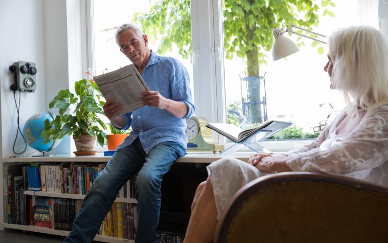 Man en vrouw thuis met een krant