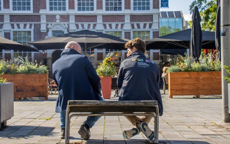 Two employees of the National Ombudsman sitting outside