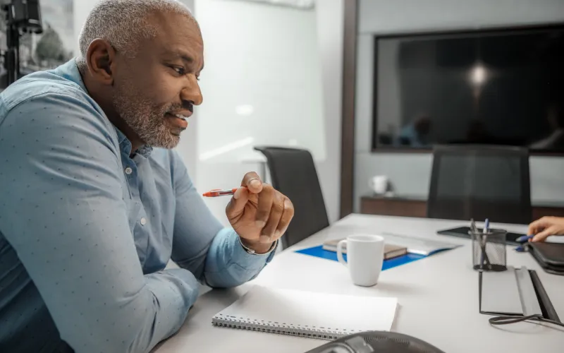 Man op kantoor in overleg