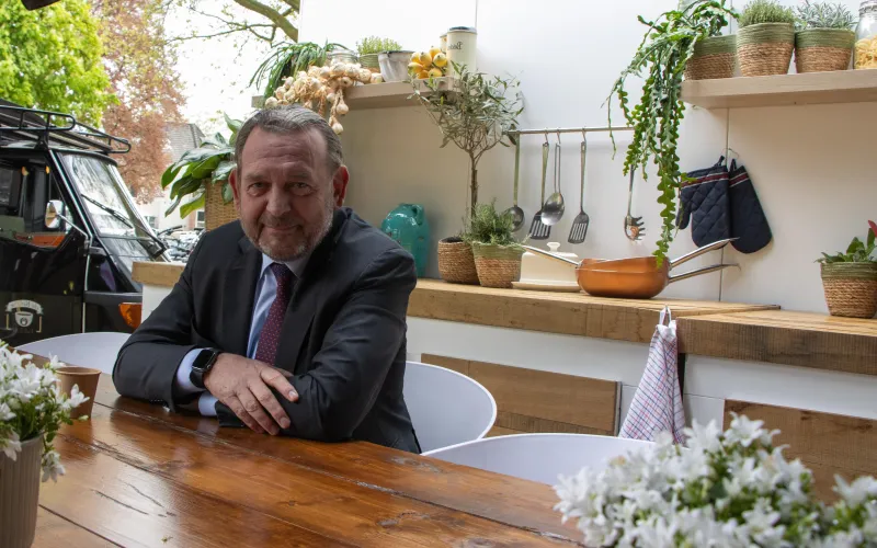 Nationale ombudsman, Reinier van Zutphen, aan tafel tijdens een provincietour