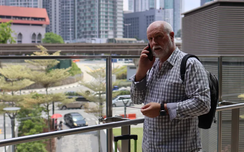 Man in Maleisië aan de telefoon 