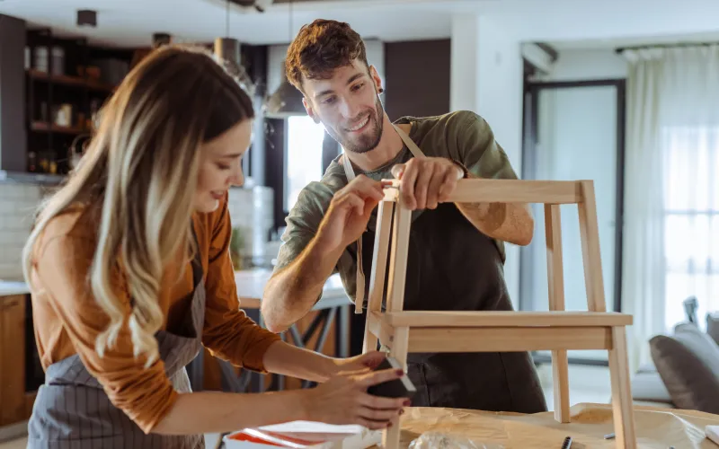 Vrouw en man werken samen aan een stoeltje