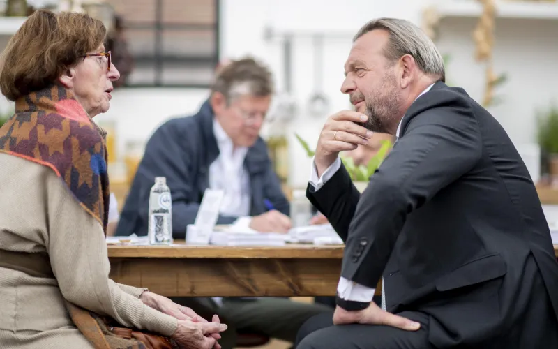 Reinier in gesprek met vrouw