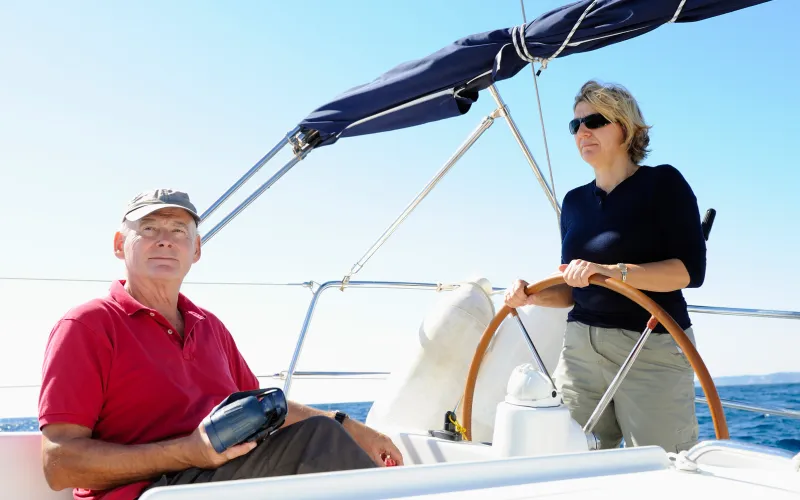 Ouder stel vaart op boot