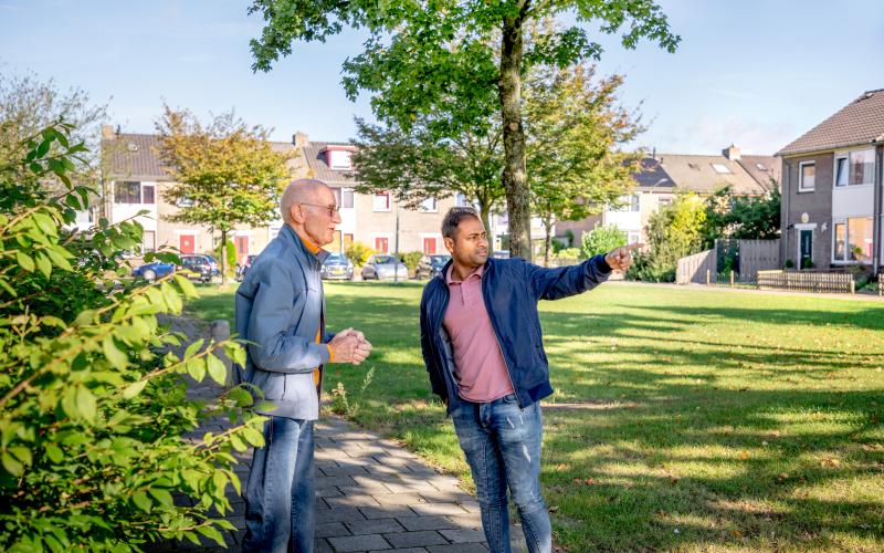 Twee mannen met elkaar in gesprek