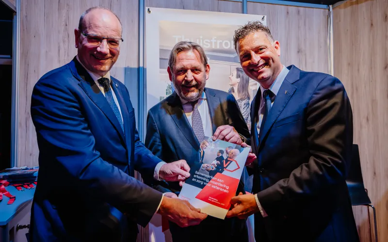 Uitreiking handreiking Gemeenten en veteranen door VNG en NLVi (foto door NLVi)