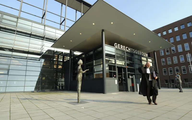 Een rechter loopt uit het gerechtsgebouw in Utrecht
