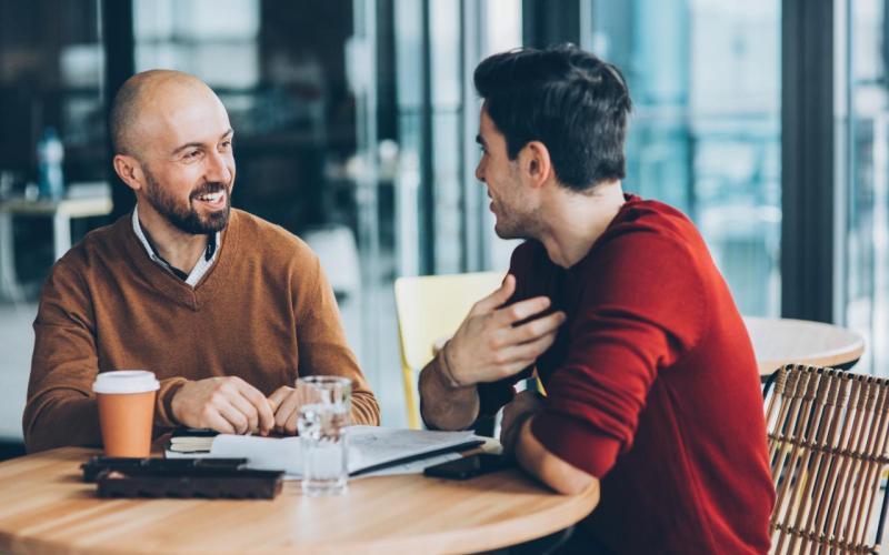 Twee professionals in gesprek