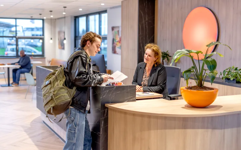 Jongeman aan de balie bij een gemeente