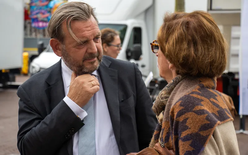 Reinier van Zutphen in gesprek met een vrouw