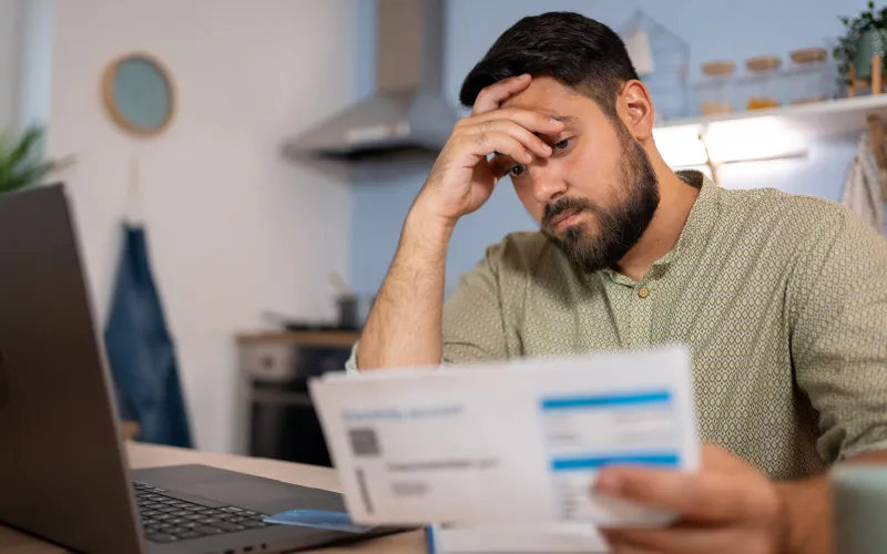 Bezorgde man kijkt naar een rekening