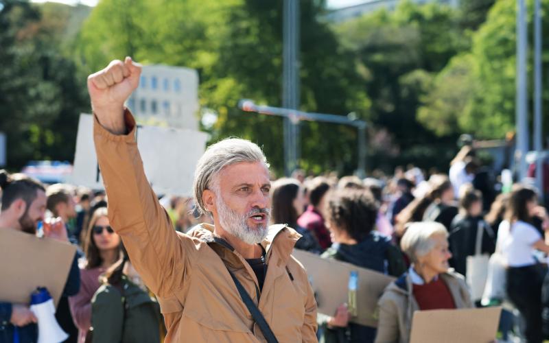 Man bij een demonstratie