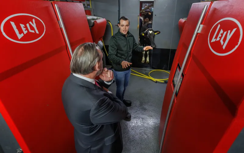 Reinier van Zutphen in gesprek met een boer op zijn bedrijf