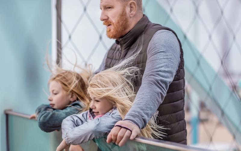 Veteraan met zijn twee dochters