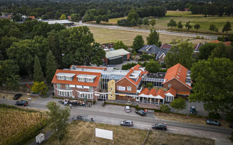Dronefoto van het hotel in Albergen, waar nu een asielzoekerscentrum gevestigd is.