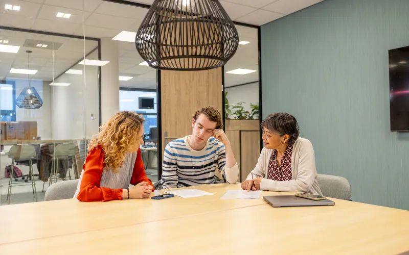 Professionals in gesprek aan tafel