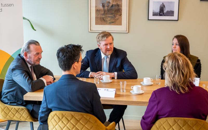 Koning Willem-Alexander en Nationale ombudsman in gesprek in Zeerijp