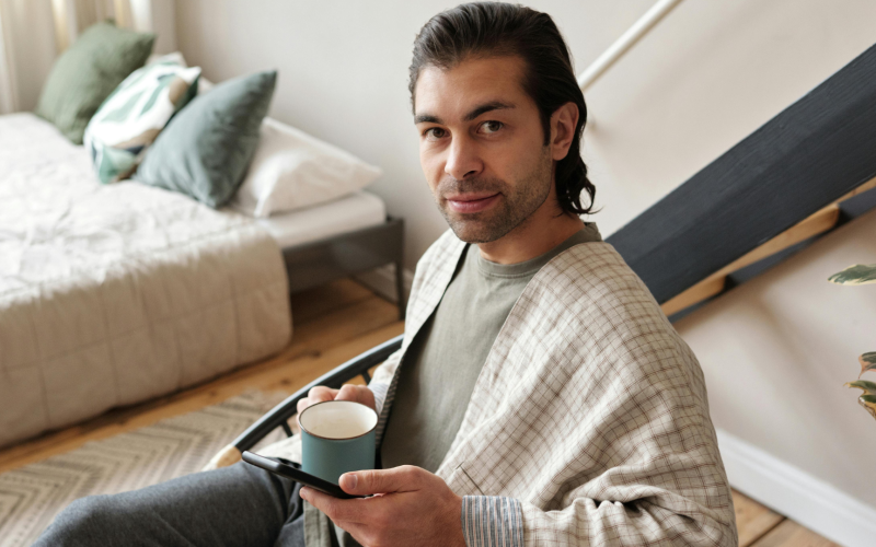 Man drinkt koffie en kijkt want het huis trilt door een verkeersdrempel