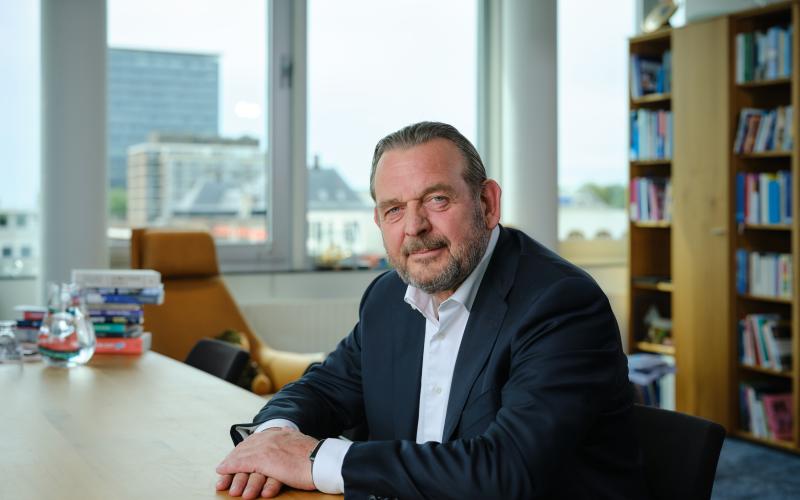 Nationale ombudsman Reinier van Zutphen aan tafel