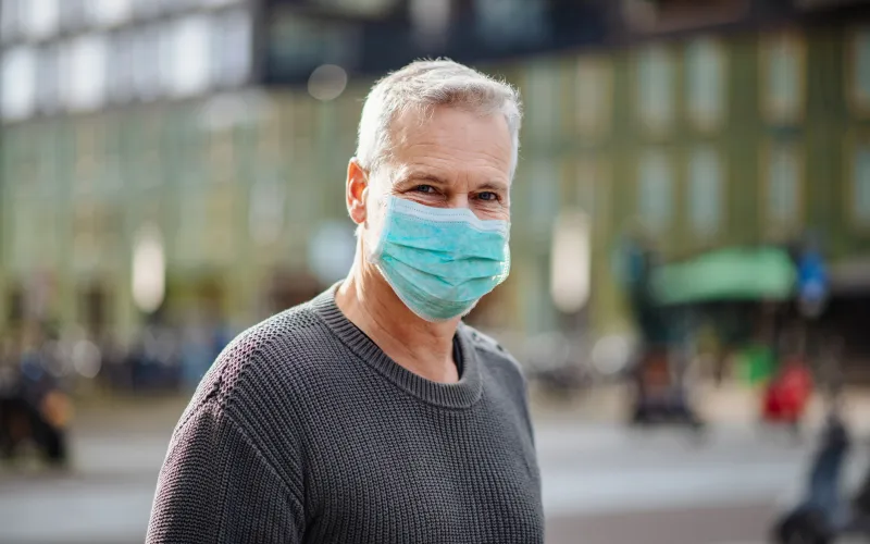 Nederlandse-man-met-mondkapje