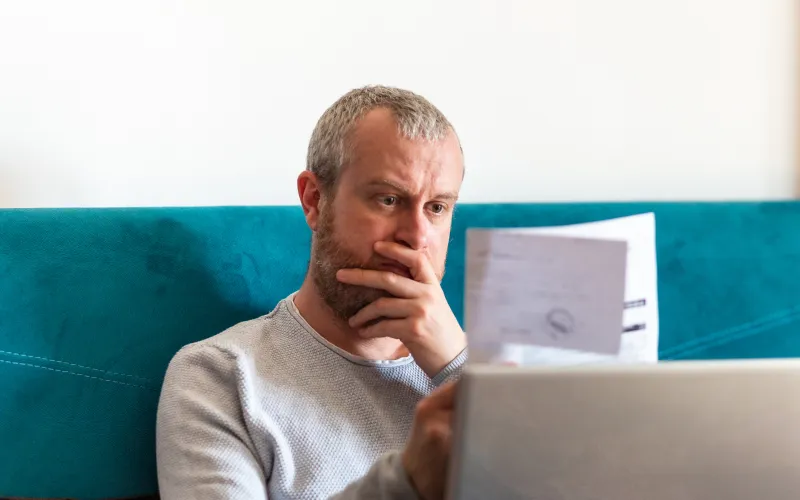 Man op bank met brief