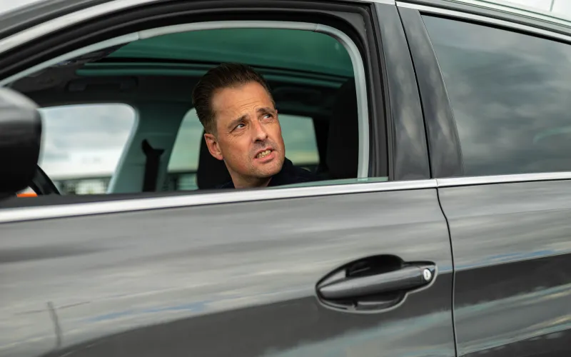 meneer in auto aangesproken op parkeerplaats