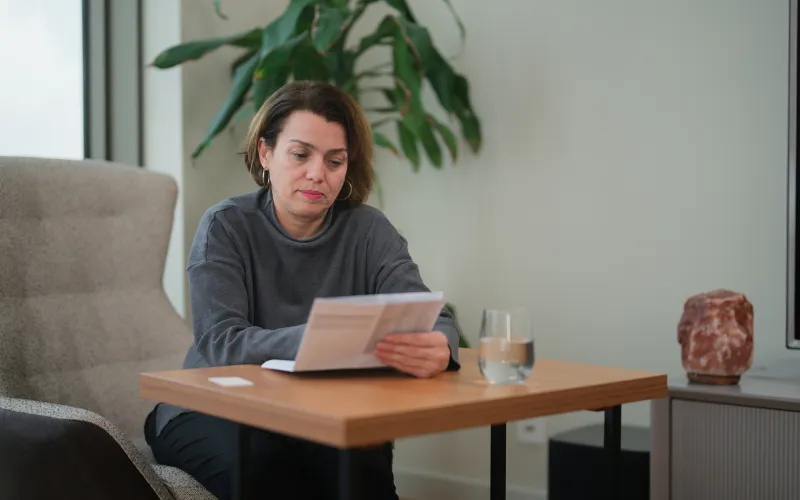 Vrouw kijkt naar brief