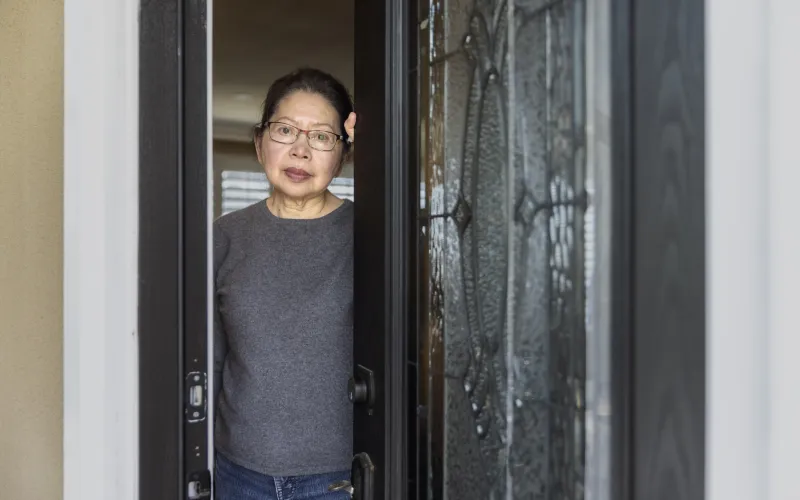 vrouw doet deur open