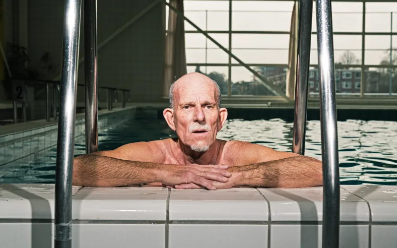 meneer in zwembad