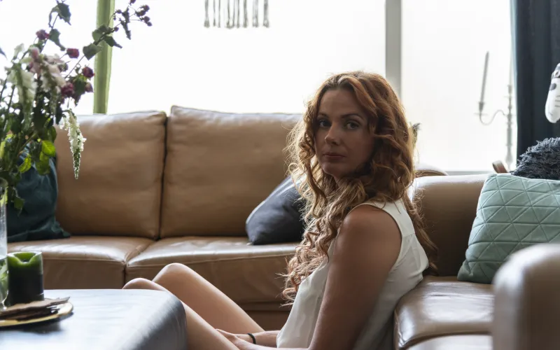 vrouw die op de grond zit in de woonkamer