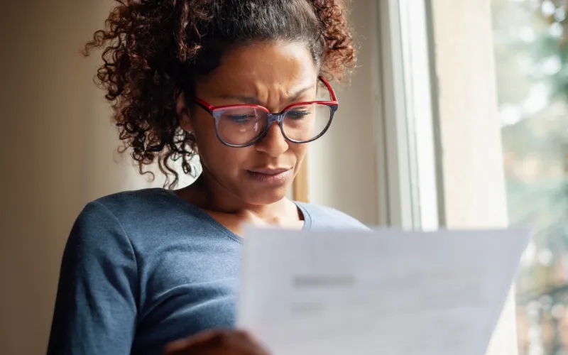 vrouw met leesbril leest brief