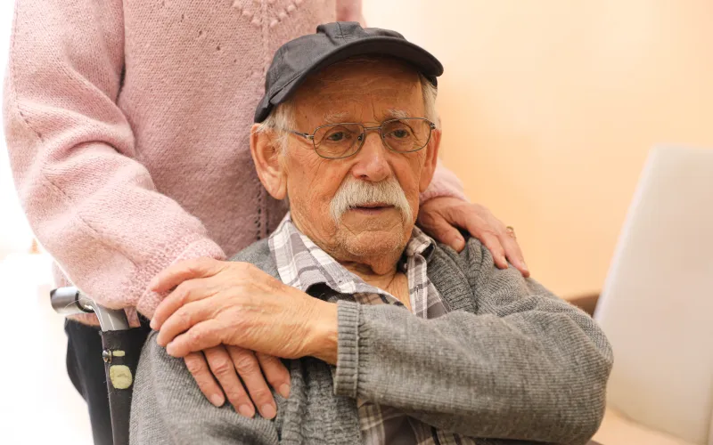 Oude man - krijgt - hand - van - een - vrouw