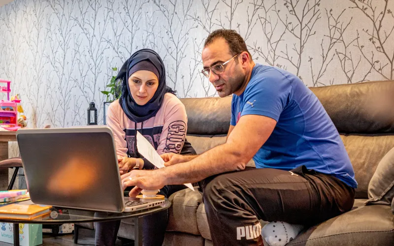 vrouw en man die thuis zaken regelen