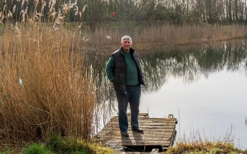 Portret van een oudere blanke man in de buitenlucht