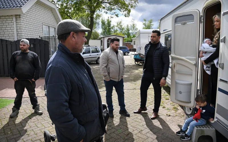 woonwagenbewoners bij hun wagen