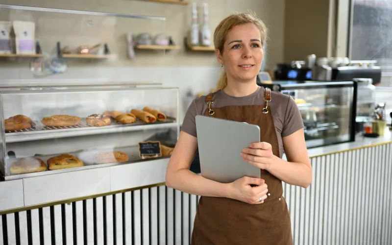Vrouw aan het werk in bakkerij