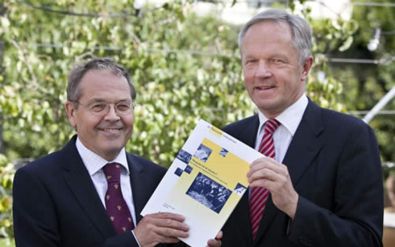 Aanbieden rapport door Alex Brenninkmeijer Aanbieden rapport door Alex Brenninkmeijer