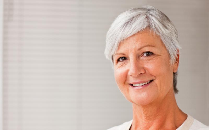 Vrouw met kort grijs kapsel Vrouw met kort grijs kapsel
