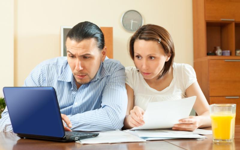 Foto van een man en vrouw met een laptop aan tafel Foto van een man en vrouw met een laptop aan tafel