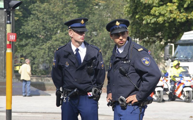 Foto van twee agenten