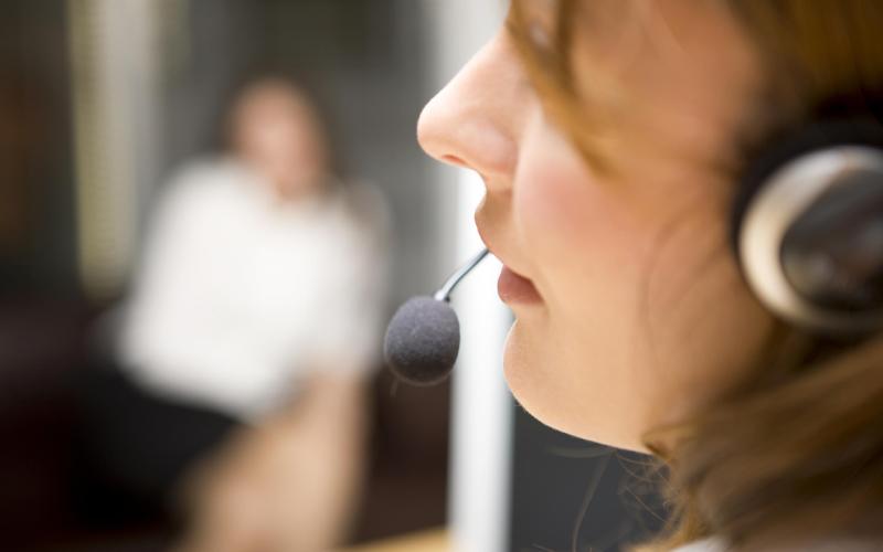 Foto van een vrouw met een headset op