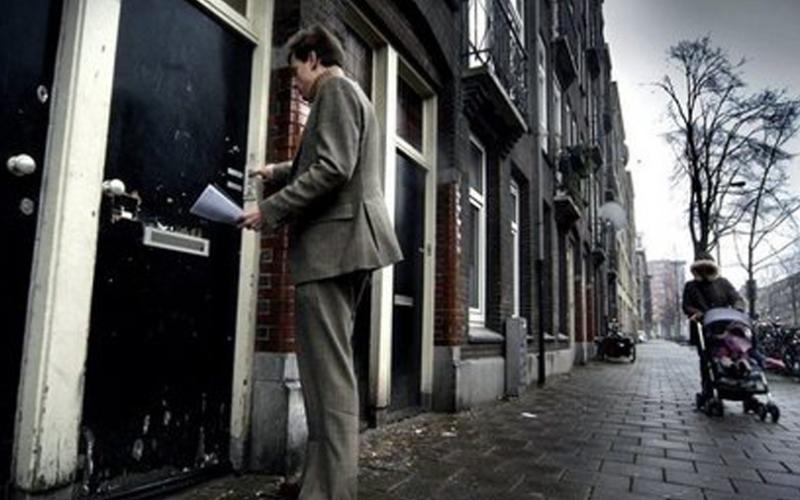 Foto van een deurwaarder voor een huis Foto van een deurwaarder voor een huis