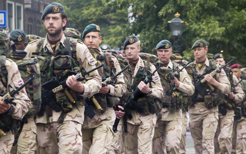 Foto van marcherende Nederlandse militairen