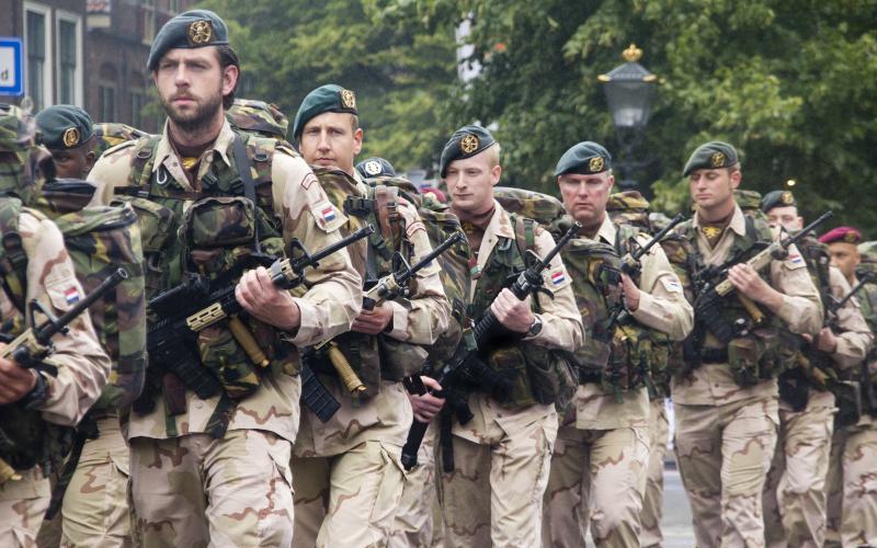 Foto van marcherende Nederlandse militairen Foto van marcherende Nederlandse militairen