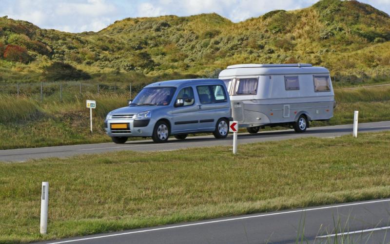 Foto van een auto met caravan