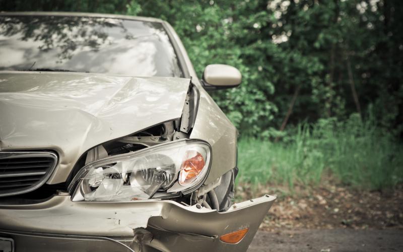 Foto van een auto met schade Foto van een auto met schade