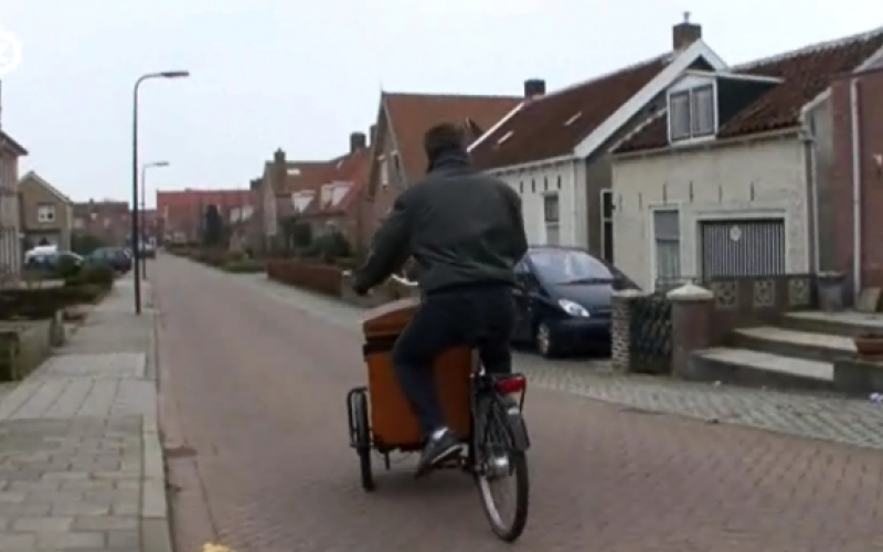 Man op een bakfiets