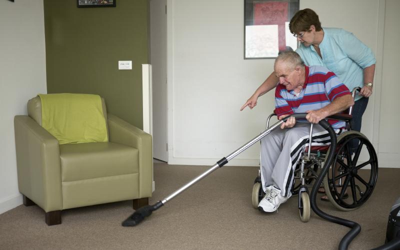 man in rolstoel met hulp man in rolstoel met hulp