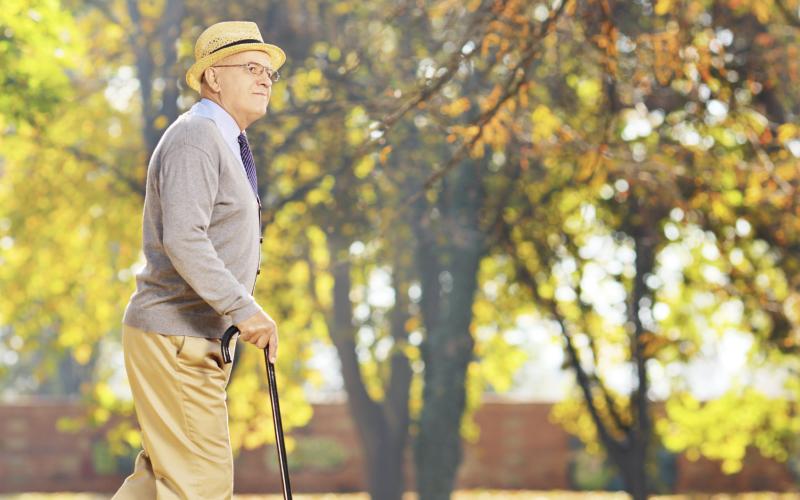 Foto van een man met wandelstok Foto van een man met wandelstok